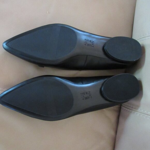 💕 NEW Naturalizer "Bobby" Black Casual Flats with Antique Silver Chain Detail - Picture 2 of 5